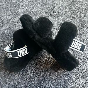 Ugg slippers sz 6, never worn